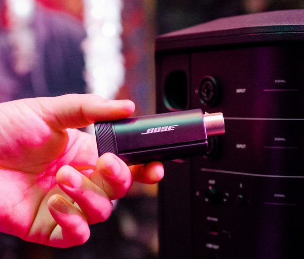 Conexión del transmisor inalámbrico XLR Bose S1 Pro+ al parlante